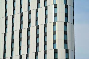 modern Büro Gebäude im das Stadt mit Fenster und Stahl und Aluminium Paneele Mauer. foto