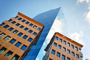 strukturell Glas Mauer reflektieren Blau Himmel. abstrakt modern die Architektur Fragment foto