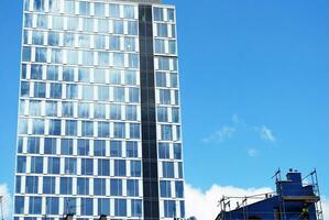 strukturell Glas Mauer reflektieren Blau Himmel. abstrakt modern die Architektur Fragment. foto