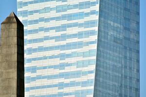 strukturell Glas Mauer reflektieren Blau Himmel. abstrakt modern die Architektur Fragment. foto