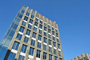 strukturell Glas Mauer reflektieren Blau Himmel. abstrakt modern die Architektur Fragment. foto