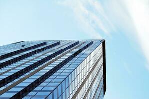 strukturell Glas Mauer reflektieren Blau Himmel. abstrakt modern die Architektur Fragment. foto