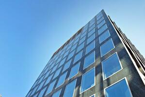 strukturell Glas Mauer reflektieren Blau Himmel. abstrakt modern die Architektur Fragment. foto