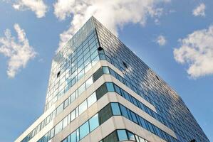 strukturell Glas Mauer reflektieren Blau Himmel. abstrakt modern die Architektur Fragment. foto