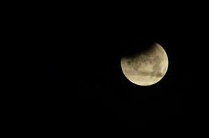 das Mond ist gesehen im das dunkel Himmel foto