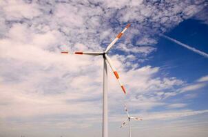 Wind Turbinen gegen ein wolkig Blau Himmel foto