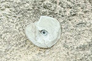 schließen oben von ein Felsen Klettern Mauer foto