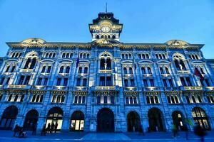 das Gebäude ist zündete oben beim Nacht mit ein Uhr Turm foto