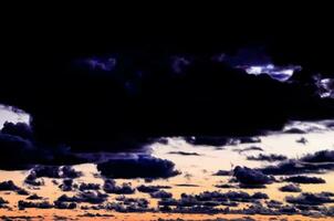 ein dunkel Himmel mit Wolken foto