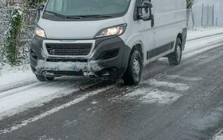 Lieferung van auf schneebedeckt Straße foto