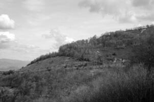 Berge und Hügel schwarz und Weiß Hintergrund foto