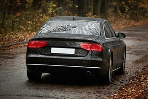 modern schwarz Auto Fahren auf das Straße, Stadt Auto Hintergrund foto