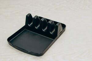 Plastik schwarz Untersetzer zum Teller, ein praktisch Sache im das Küche, Raum Organisation. foto