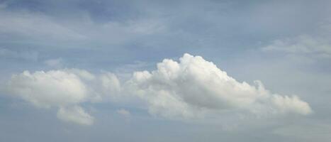 das Himmel mit schön Wolken foto