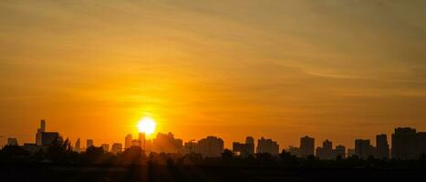 golden Sonne ist Rahmen Über ein Stadt Horizont foto