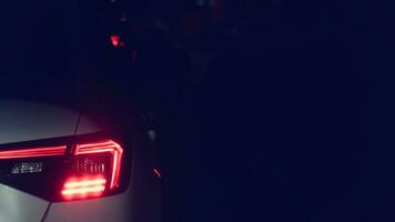 abstrakt und verschwommen von rot Auto mit Licht von Bremse. Hintergrund von dunkel Ton und kostenlos Raum zum einfügen etwas. foto