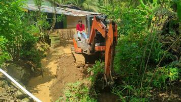 kuaro Kalimantan Timur, Indonesien 29 November 2023. Bagger schwer Ausrüstung ist graben Bewässerung Kanäle foto