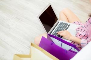 asiatische Frau mit Laptop-Computer online einkaufen. foto