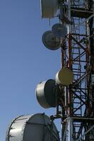 Telekommunikation Antenne mit mehrere Satellit gegen das Blau Himmel foto