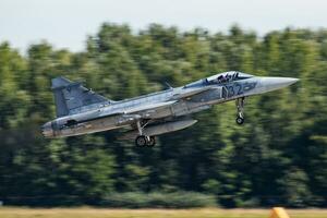 Kecskemét, Ungarn, 2021 - - Saab jas 39 gripen Militär- Kämpfer Jet Flugzeug beim Luft Base. Luft Macht Flug Betrieb. Luftfahrt und Flugzeug. Luft Verteidigung. Militär- Industrie. fliegen und fliegend. foto