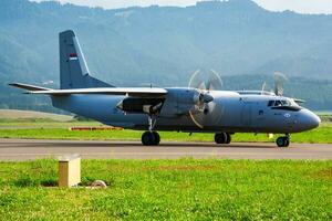 Zeltweg, Österreich, 2013 - - Militär- Transport Flugzeug beim Luft Base. Luft Macht Flug Betrieb. Luftfahrt und Flugzeug. Luft Verteidigung. Militär- Industrie. fliegen und fliegend. foto