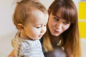 aufgeregt jung Baby Junge foto