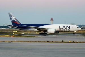 Frankfurt, Deutschland, 2017 - - lan Ladung Flugzeug beim Flughafen. Luft Fracht Versand. Luftfahrt und Flugzeug. Luft Transport. global International Transport. fliegen und fliegend. foto