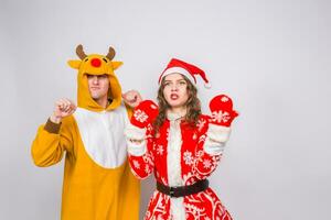 glücklich jung Frau im Santa claus Hut und Mann im Karneval Kostüm von Reh. Spaß, Urlaub, Scherz und Weihnachten Konzept foto