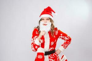 komisch Mädchen im tragen Weihnachten Santa Kostüm und Bart Über Weiß Hintergrund. Feiertage, Scherz und Menschen Konzept foto