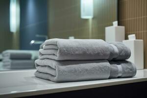 ai generiert Baumwolle Stapel Wäsche Dusche Hygiene Pflege Badezimmer sauber Zuhause Textil- Weiß Stoff Handtuch foto