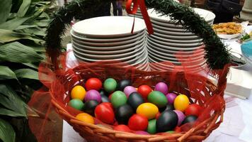 bunt Ostern Eier. beschwingt, festlich Urlaub Dekorationen symbolisieren Frühling Feier und traditionell aufwendig Designs foto