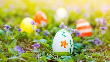 bunt Ostern Eier. beschwingt, festlich Urlaub Dekorationen symbolisieren Frühling Feier und traditionell aufwendig Designs foto