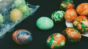 bunt Ostern Eier. beschwingt, festlich Urlaub Dekorationen symbolisieren Frühling Feier und traditionell aufwendig Designs foto