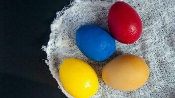 bunt Ostern Eier. beschwingt, festlich Urlaub Dekorationen symbolisieren Frühling Feier und traditionell aufwendig Designs foto