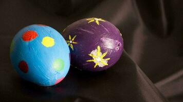 bunt Ostern Eier. beschwingt, festlich Urlaub Dekorationen symbolisieren Frühling Feier und traditionell aufwendig Designs foto