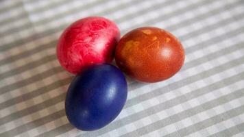 bunt Ostern Eier. beschwingt, festlich Urlaub Dekorationen symbolisieren Frühling Feier und traditionell aufwendig Designs foto