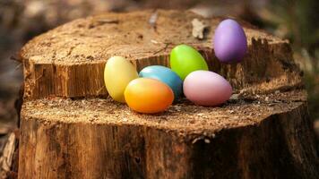 bunt Ostern Eier. beschwingt, festlich Urlaub Dekorationen symbolisieren Frühling Feier und traditionell aufwendig Designs foto