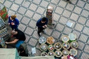Menschen sind Einkaufen beim ein Markt mit Körbe foto