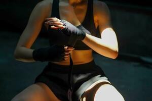 Nahansicht und Ernte Sport Frau Aktion im Boxen mit natürlich Licht auf verschwommen Hintergrund. foto