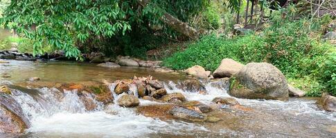 Nahansicht und Landschaft von natürlich Fluss und klein Wasserfall beim chae Sohn National Park, Lampang Provinz, Thailand. foto