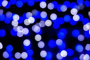 Nahansicht Blau abstrakt verschwommen und Bokeh von LED Party Licht Bubs Betrachtung Beleuchtung beim Nacht Zeit. foto