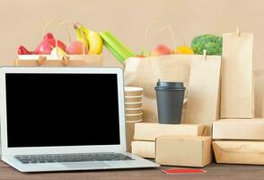 Essen, Verpackung und Laptop Bildschirm foto