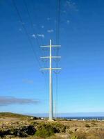 ein Leistung Pole mit ein Blau Himmel im das Hintergrund foto