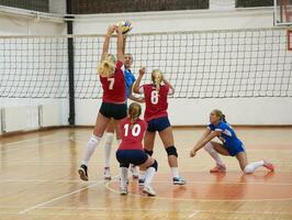 Frauen spielen Volleyball foto