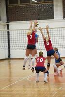 Frauen spielen Volleyball foto