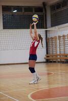 Frau spielt Volleyball foto
