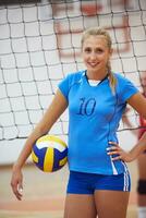 Frau spielt Volleyball foto