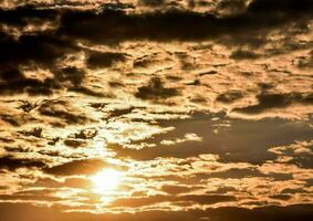 das Sonne ist Rahmen hinter etwas Wolken foto