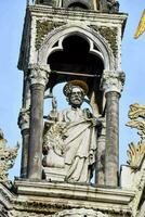 Statue von Heilige Peter auf das Glocke Turm von das Kathedrale foto