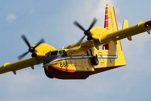 Besondere Mission Flugzeug beim Luft Base. Luft Macht Flug Betrieb. Luftfahrt und Flugzeug. Feuer bekämpfen und Feuerkiller. Militär- Industrie. fliegen und fliegend. foto